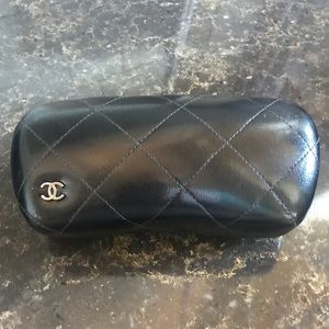 “CHANEL” QUILTED LEATHER SUNGLASS CASE